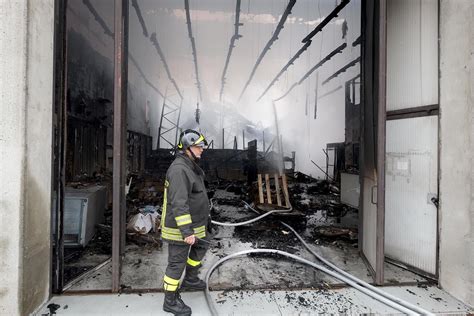 Monza Incendio Distrugge Un Capannone Di Materiale Elettrico