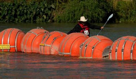 Texas retira muro flotante invadía territorio mexicano