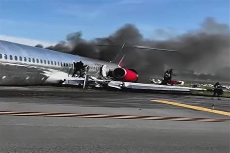 Red Air MD 82 Crashes While Landing At Miami Airport Spotting