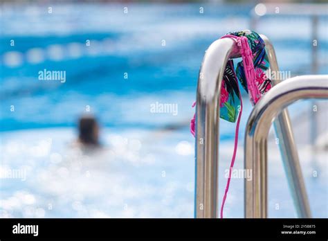 CREATIVE Sommer Freibad Schwimmen Deutschland September CREATIVE Ein Bikini