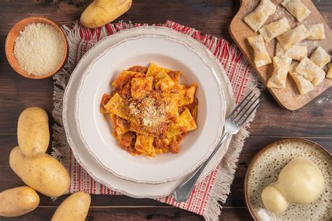 Agnolotti ripieni di patate provola e pecorino con ragù di salsiccia