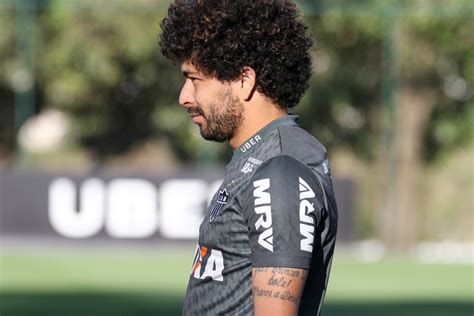 Virose Luan Fica Fora De Treino Do Atl Tico Mg Mas Deve Estar Em