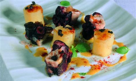 Ensalada De Pulpo Con Patata Confitada Al Alioli Ligero De Frutas Y