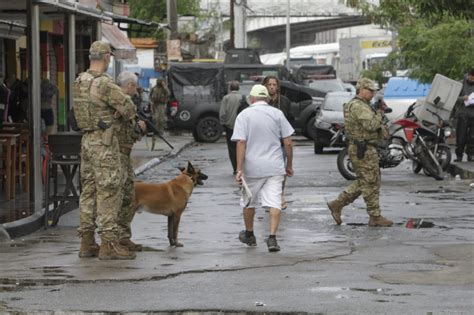 Bope E Core Fazem Opera O No Complexo Da Mar Rio De Janeiro O Dia