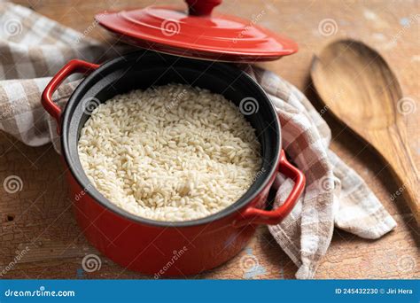 Arroz Risotto Carnaroli No Cocido En Olla Foto De Archivo Imagen De