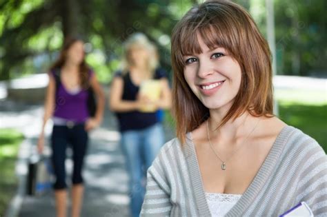 Retrato De Una Joven Universitaria Sonriente Con Sus Amigos En Segundo