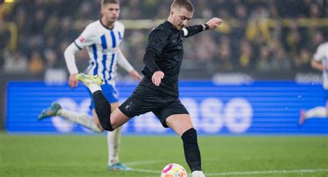 Borussia Dortmund goleó y va a la caza del Bayern Múnich en la Bundesliga