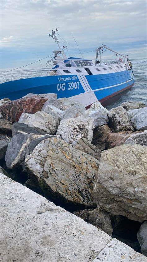 Peschereccio Sugli Scogli A Viareggio Salvato Dai Vigili Del Fuoco