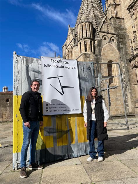 Se inaugura una exposición de crucifijos en el enlosado de la Catedral