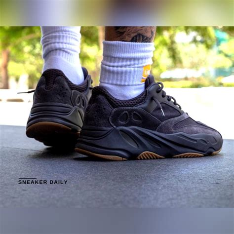 Giày Adidas Yeezy Boost 700 Utility Black Fv5304