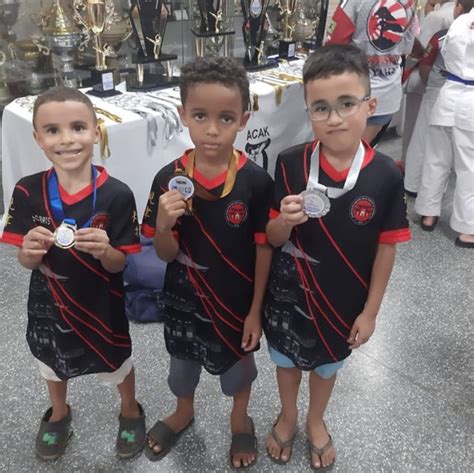 Equipe de karatê de Cotia conquista medalhas em competição no interior