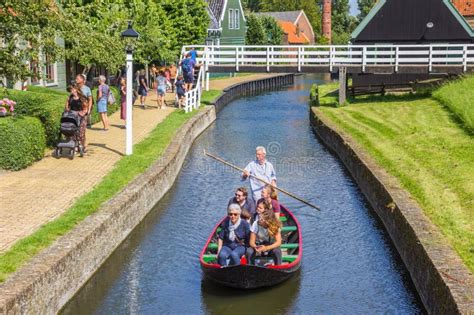 Turistas En Un Paseo En Barco Por Los Canales De Enkhuizen Foto