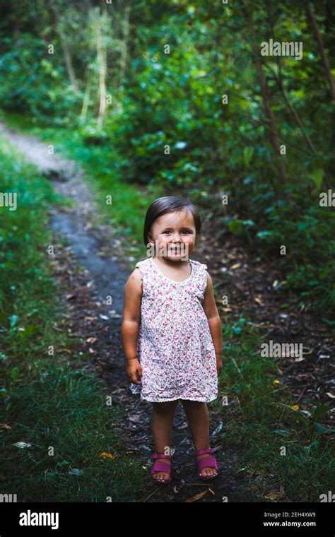 Fille Qui Marche Dans Le Parc Banque De Photographies Et Dimages