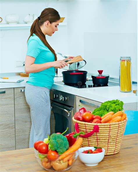 Jeune Femme Se Tenant Dans La Cuisine Faisant Cuire La Nourriture Photo Stock Image Du Cuisine