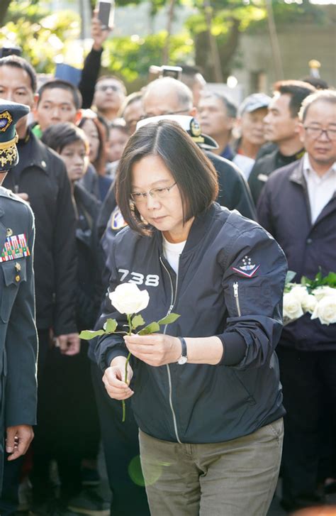 蔡總統再赴台北賓館向黑鷹殉職將士致意（1） 圖