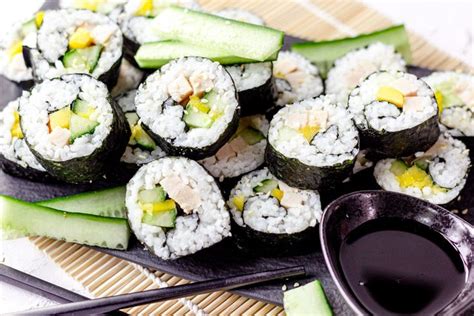 Sushi Met Kip En Mango Eatertainment Eatertainment Recipe Sushi