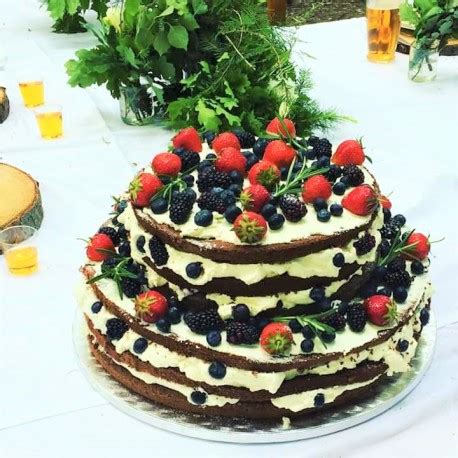 Svatební lesní naked dort s čerstvým ovocem a rozmarýnem