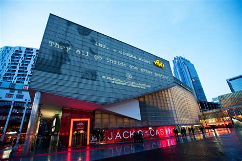 Eindelijk nieuwe gevel voor Pathé Schouwburgplein | Foto | AD.nl