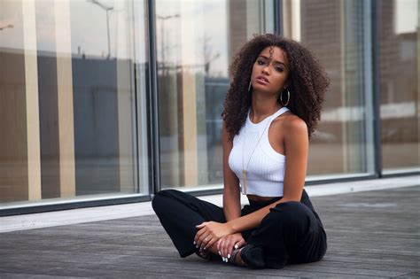 Brunette Model Woman Girl Wallpaper Coolwallpapers Me