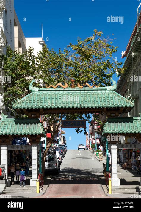 San francisco chinatown dragon gate hi-res stock photography and images ...