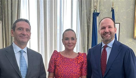 La Foto L Ambasciatrice Di Slovacchia In Visita A Caserta Zinzi Fa Da