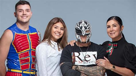 Who is Rey Mysterio wife and is she related to WWE?