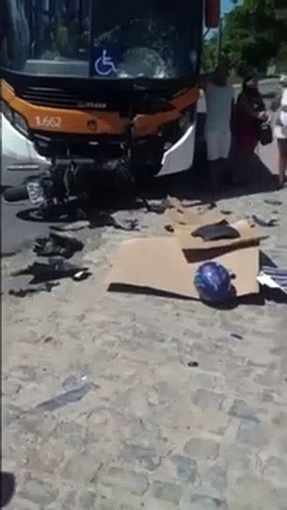 Homem Morre E Mulher Fica Ferida Após ônibus Bater Em Moto Vídeo