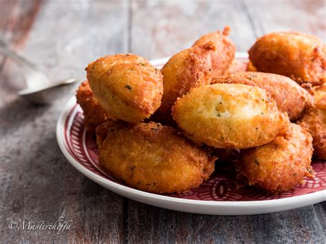 Polpette di baccalà e patate fritte con la crosticina croccante