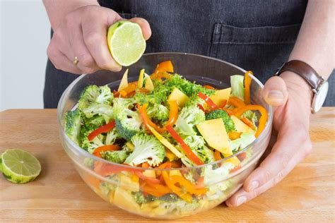 Roher Brokkolisalat Mit Paprika Knackig Frisch Rezept