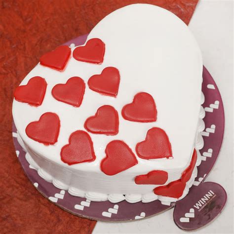 Round Yummy Vanilla Heart Shape Cake Packaging Type Curated Box