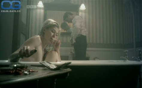 Rosamund Pike Nude Pictures Photos Playboy Naked Topless Fappening