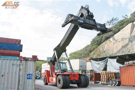 探射燈：港府彈弓手扼殺物流業 東方日報