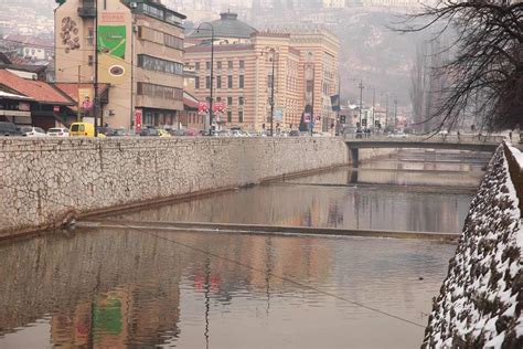 Projekat Grada Sarajeva U Toku Pjeskarenje Zidova Korita Rijeke