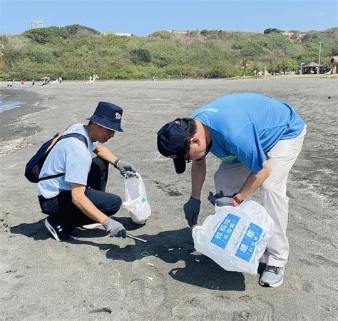 守護地球刻不容緩 高醫大師生護海淨灘總動員清除沙灘垃圾 蕃新聞