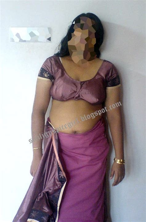 Nude Aunty Stripping Saree