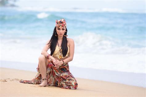 Una Hermosa Chica En Bikini En Una Playa Con Un Vestido De Estilo Gitano Foto Premium