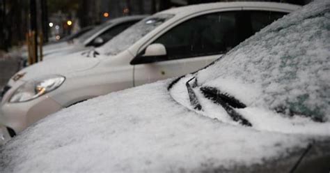 Un manto blanco cubre las calles de Santiago tras la primera nevada del año