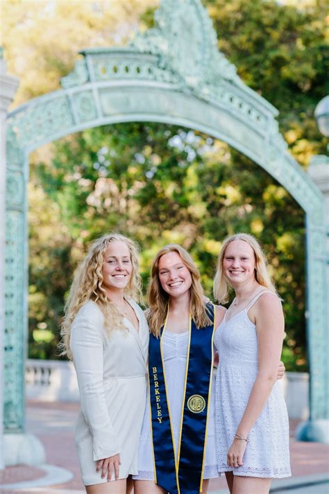 UC BERKELEY GRADUATION PHOTOSHOOT GRADUATION GROUP PHOTO IDEAS Grad