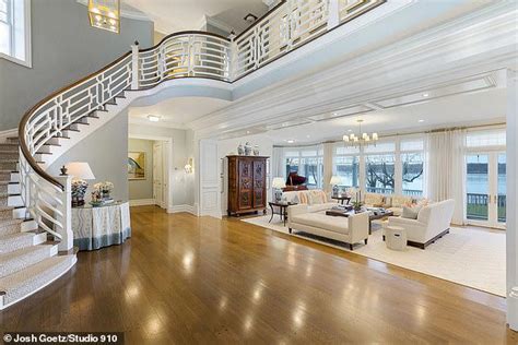 Fox S Sean Hannity Lists His Stunning Long Island Mansion For 13 75m