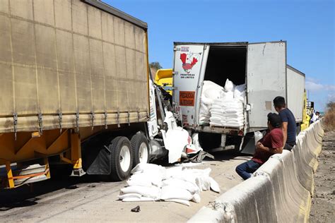 Trailero se queda dormido e impacta caja de otro tráiler en la