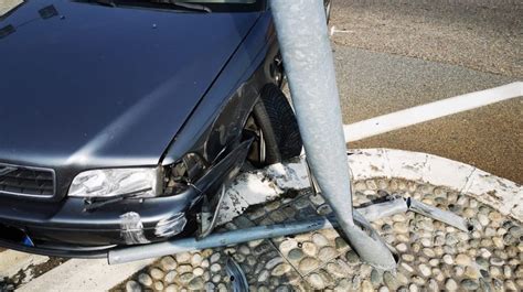 Auto Si Cappotta E Si Schianta Contro Un Palo Incidente In Piena Notte