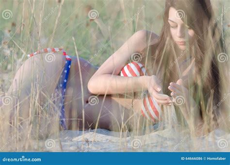 Tragender Bikini Der D Nnen Frau Der Auf Sand Liegt Stockfoto Bild