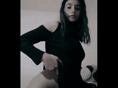 Perrita flaca enseña las tetas XVIDEOS
