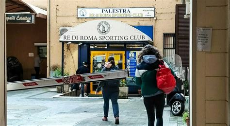 Clienti della palestra spiate nude in spogliatoio Webcam in orologi e armadietti Così hanno
