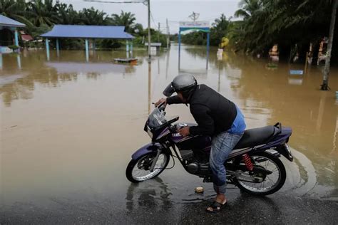 thousands flee malaysia floods