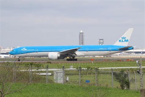 Klmオランダ航空 Boeing 777 300 Ph Bvs 成田国際空港 航空フォト By Airdrugさん 撮影2021年10月09日