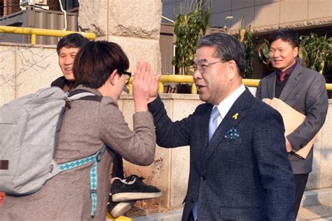 이재정 경기도교육감 단원고 학생과 ‘하이파이브 뉴스피크