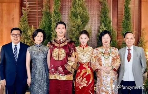 何超莲婚礼不如亲妈穿得好？戴千万翡翠气场强，两位妈妈赢在气质 知乎