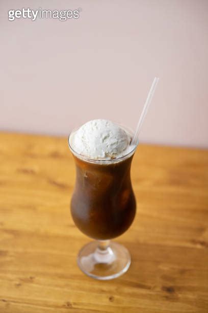 coffee float japanese style iced coffee with vanilla ice cream 이미지