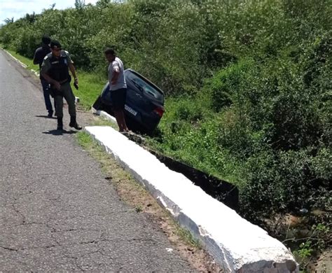 Carro Sai Da Pista Ao Desviar De Buraco Na Pi Em Jos De Freitas